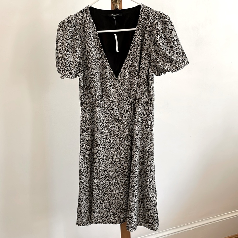 Cute print Madewell dress. NWT. Size 00. 35 inches length. 17 inches pit to pit.